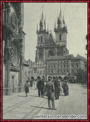 Im alten deutschen Prag. Theynkirche und astronomische Rathausuhr.