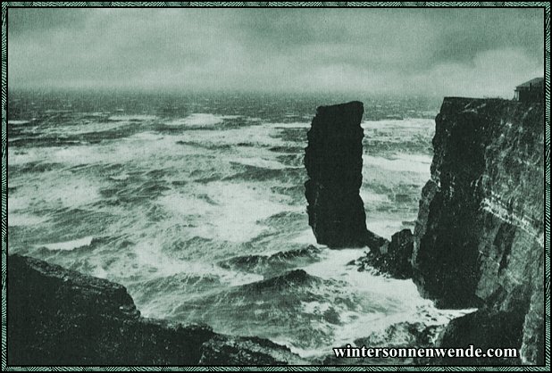 Insel Helgoland. Brandung an den Felsen.