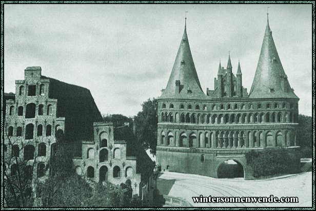 Lübeck. Das Holstentor mit alten Salzspeichern.