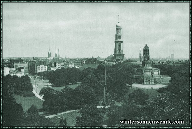 Hamburg. Michaeliskirche und Bismarckdenkmal, die Wahrzeichen der Hansestadt.