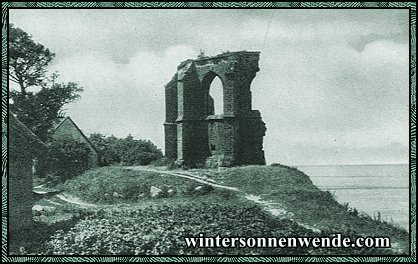 Ostseeküste. Kirchenruine Hoff. Die Steilküste wurde vom Meer unterspült.