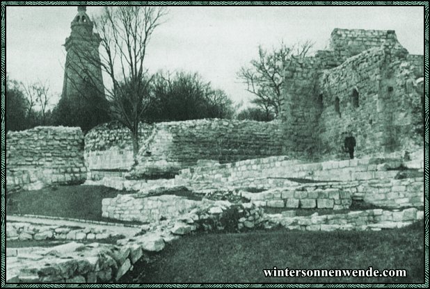 Das Kyffhäuser Denkmal mit der ausgegrabenen Reichsburg Kyffhausen.