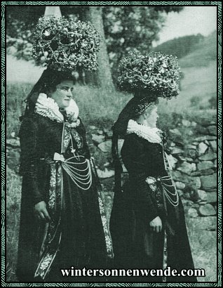 Im Schwarzwald. Brautjungfern in Tracht.