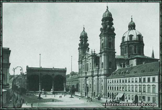 München. Theatiner Kirche mit Feldherrnhalle.