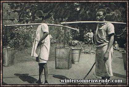 Eine wichtige Tätigkeit: Wassertragen in 
Deutsch-Ostafrika.