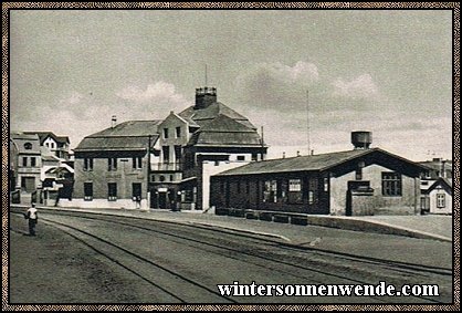 Der Bahnhof in Lüderitzbucht. Schwierig ist es, die Gleise von dem Sand der
Wanderdünen freizuhalten.