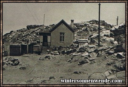 Deutsches Wohnhaus in der Diamantenstadt Lüderitzbucht. Brütende
Hitze, trostlose Landschaft, aber unendlicher Fleiß schafft Werte.