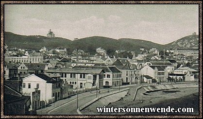 Tsingtau mit einer Hauptstraße, alles sauber und geordnet.