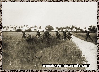 Schutztruppen-Infanterie-Askari verfolgt sprungweise den Feind.