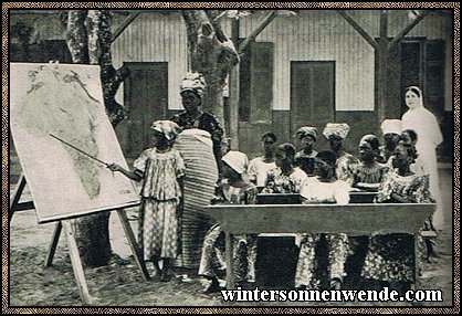 Auch die kleinen Negerkinder müssen lernen. 
Mädchenschule in Lome, Togo.