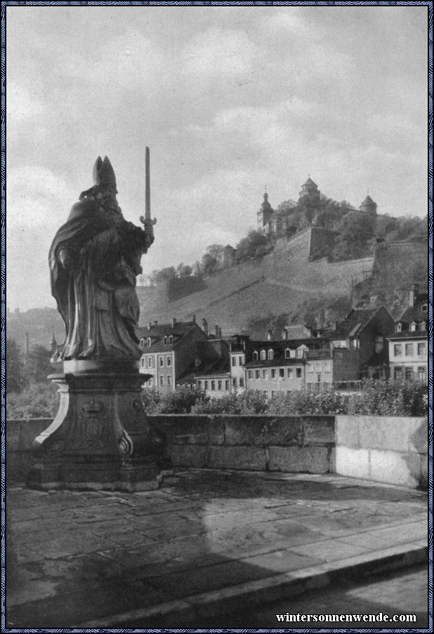 Die Mainbrücke in Würzburg mit dem Marienberg.