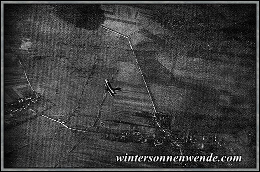 Rumpler-Doppeldecker in 2000 Meter Höhe.