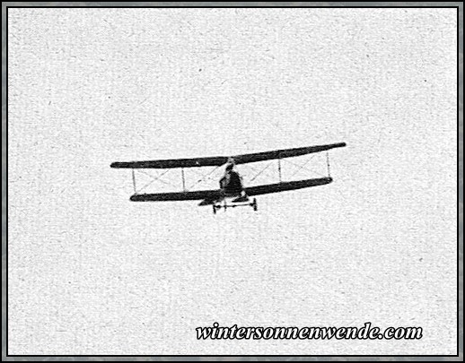 Albatros-Doppeldecker im Fluge.