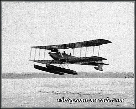 Albatros-Wasserdoppeldecker im Fluge.