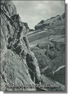 Unterstand in den Felsen am Turm von U-Süd.