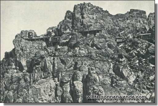 Derselbe Scheinwerfer mit dem für seinen Transport erbauten Felsenweg.