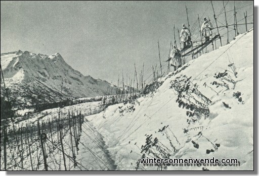 Patrouille in Winterausrüstung im Vorfeld eines Bergforts.