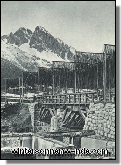 Italienische Straßenmaskierung in San Martino di Castrozza.