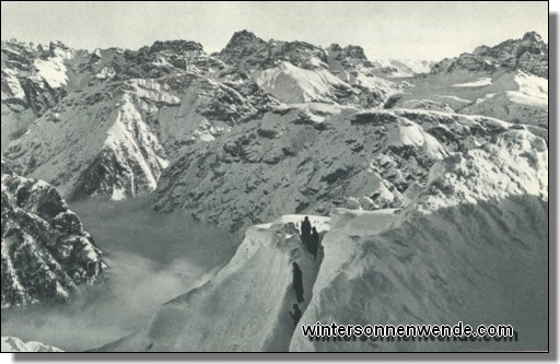 Schützengraben im winterlichen Hochgebirge.