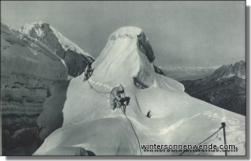 Angeseilte Hochgebirgspatrouille mit Schneemänteln im Gletscherbruch.