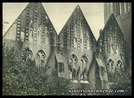 Die bis auf die Mauern niedergebrannte evangelische Kirche auf der Schwedenhöhe in Bromberg.