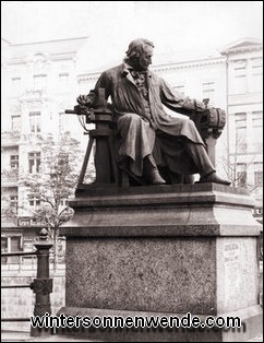 Gauß-Denkmal auf der Potsdamer Brücke in Berlin.