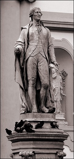 Haydn-Denkmal vor der Mariahilfer Kirche in Wien.