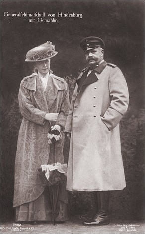 Generalfeldmarschall von Hindenburg mit Gemahlin.