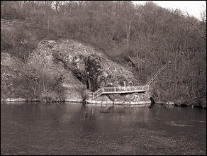 Die Jahn-Höhle am Ufer der Saale in Halle (Saale).