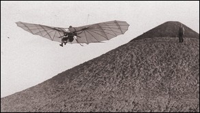 Otto Lilienthal beim Flug vom Fliegeberg in Berlin 1894.