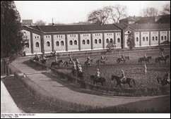 Reitunterricht auf der Reitbahn der Kriegsakademie, Berlin.