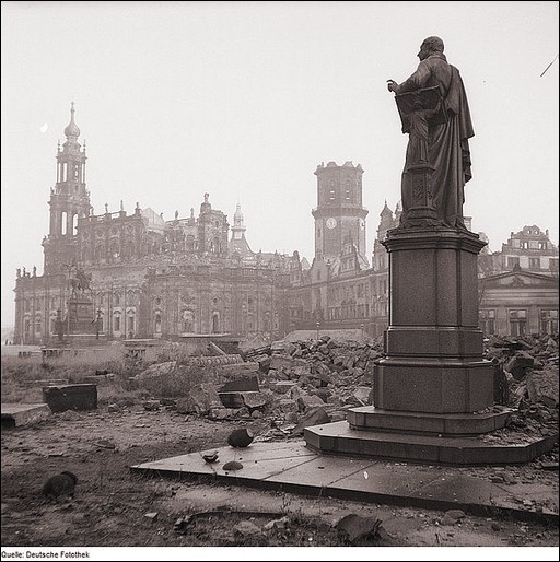 Blick vom Denkmal Carl Maria von Webers über den Dresdner Theaterplatz, nach 1945.