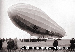 Das 1912 erbaute Verkehrsluftschiff 'Hansa' bei der Landung.