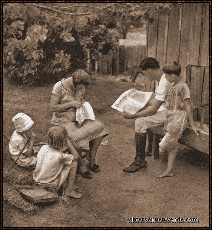 Feierabend vor dem Farmhaus. Die deutsche Kolonie hat ihre eigene deutsche Zeitung,
die alles Wissenswerte aus der Heimat und aus der Kolonie berichtet.