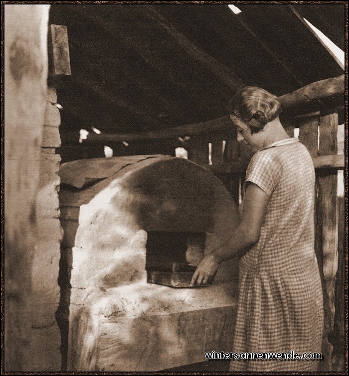 Die Farmersfrau hat wie in der Heimat ihren Backofen, mit dem sie gut umzugehen
weiß.