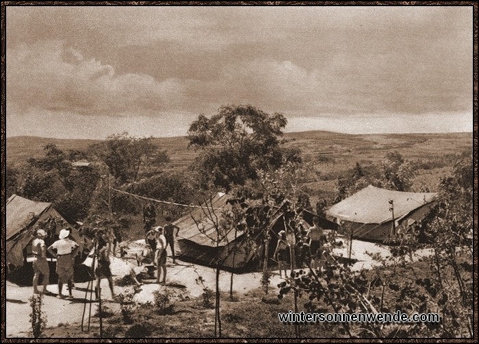 Hitlerjugend-Lager in den 
Prinz-Heinrich-Bergen bei Tsingtau in China.