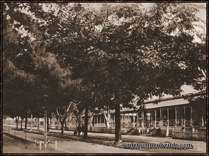 Deutsche Geschäftshäuser in der 
Lloyd-Straße in Rabaul.