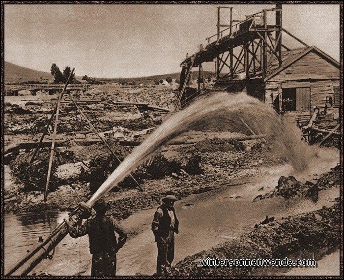 Deutsche Goldwäscherei in Australien. Unter ungeheurem Druck wird Wasser in
das goldhaltige Gestein geschossen.