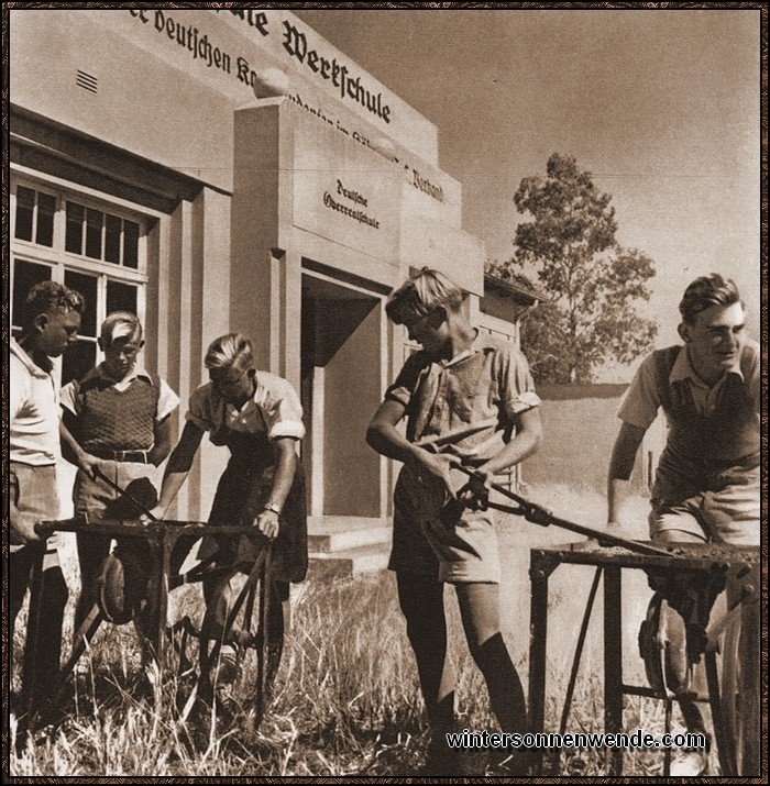 Praktische Arbeit ist draußen besonders wichtig, deshalb haben die deutschen
Schulen in Afrika Werkunterricht als wichtiges Lehrfach.