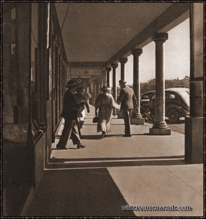 Ein Straßenbild von Windhuk, das ebensogut in einem deutschen Kurort
aufgenommen sein könnte. Die Geschäfte tragen meist auch deutsche
Aufschriften.