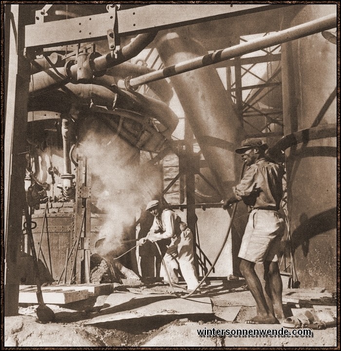 Am Bleiofen der Mine Tsumeb. Ein deutscher Werkmeister schafft hier schon lange Jahre
hindurch mit farbigen Hilfsarbeitern.