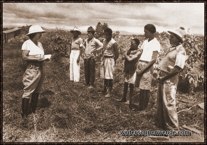 Die Arbeit deutscher Kolonialpioniere hat wenig mit Romantik zu tun. Es ist harte Arbeit,
bei der auch die Frau zupacken muß. Am frühen Morgen verteilt die Farmerfrau die
Arbeit an die eingeborenen Arbeiter.