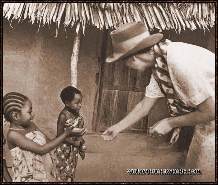 Deutsche Farmersfrau in Afrika mit den Kindern ihrer Negerarbeiter.