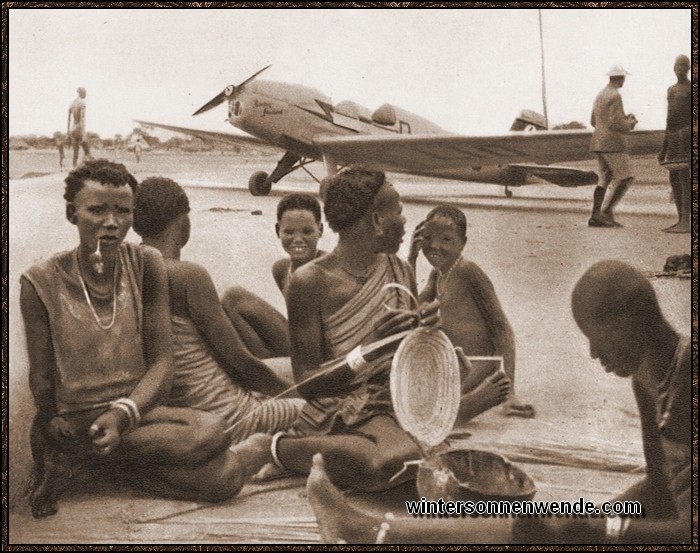 Als erstes Flugzeug landete die kleine deutsche Sportmaschine  'Bücker Student' 
in einem afrikanischen Negerdorf. Diese kleine Maschine erregte durch ihre Leistungen
ungeteilte Bewunderung in aller Welt.