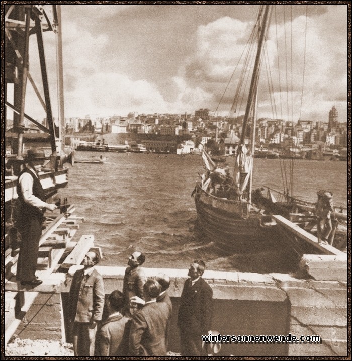 Fünf deutsche Firmen bauen die zweite Brücke über das Goldene
Horn. Der deutsche Bauingenieur gibt seinen türkischen Mitarbeitern
Anweisungen.