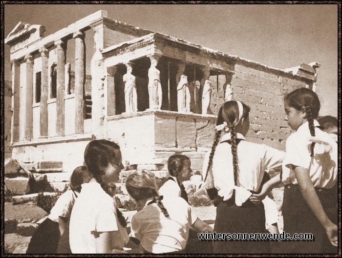 BDM.-Mädel der deutschen Kolonie Athen auf der Akropolis.