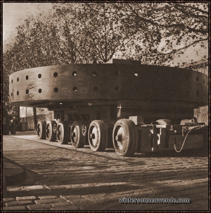 Dieses riesige Generatorrad wurde von einer deutschen Firma für ein finnisches
Großkraftwerk gebaut und auf einem Spezialwagen zum Verladeplatz
gebracht.