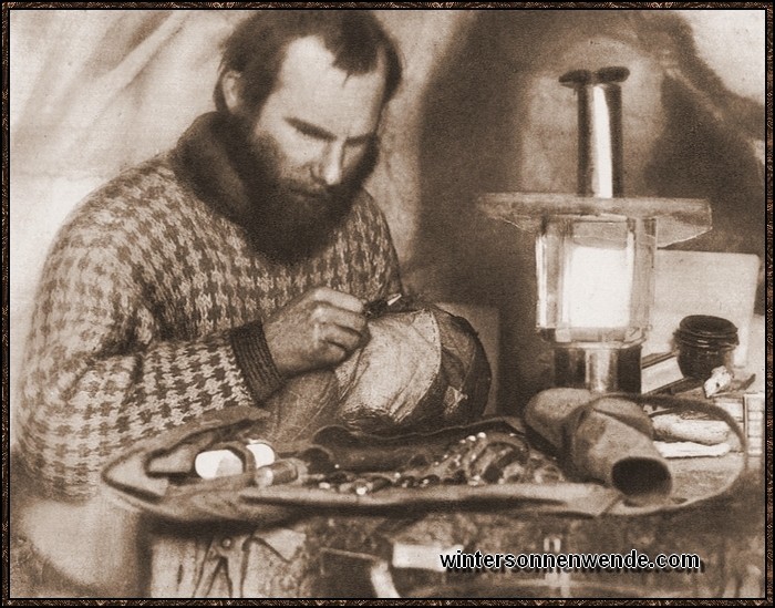 Dr. Ernst Sorge, der Mitarbeiter Wegeners, in seiner Eishöhle, in der er Monate
hindurch eingeschlossen war.