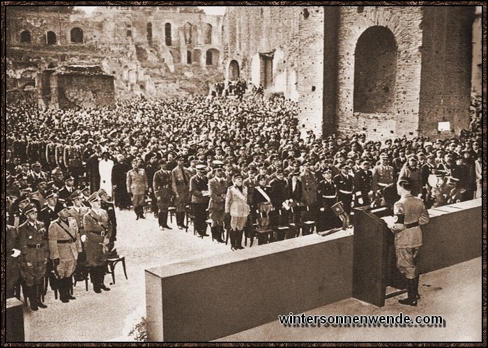 Gauleiter Bohle spricht vor dem Führer und dem Duce bei der Kundgebung der 
Auslands-Organisation der NSDAP. anläßlich des Besuches Adolf Hitlers in Rom
im Mai 1938.