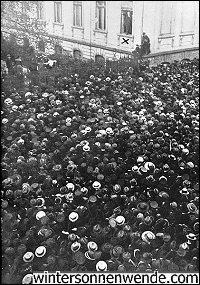 Philipp Scheidemann im Fenster des Reichstagsgebäudes, 
9. November 1918